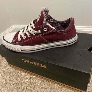 Burgundy Converse are a hit for the fall 🍁